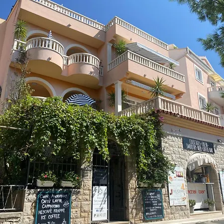 Central Beach Apartments With Street And Garden View Podgora Exterior photo